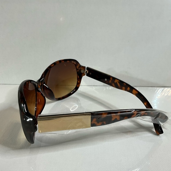 Chic Tortoise Shell Sunglasses - Picture 4 of 5